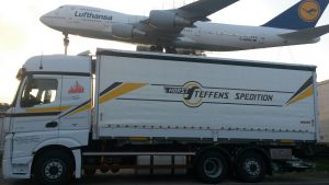 LKW Spedition Steffens vor Boing 747