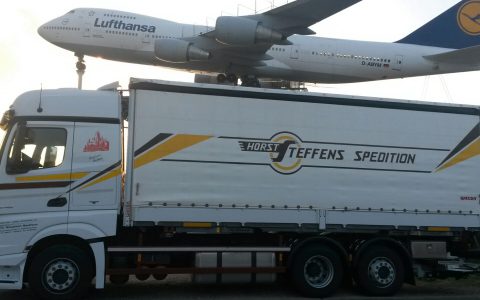 LKW Spedition Steffens vor Boing 747